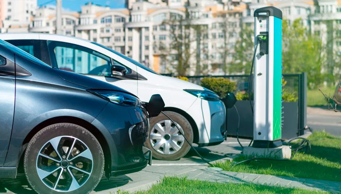 A instalação de tomadas para carros elétricos em condomínios e suas implicações