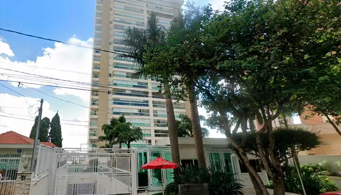Adolescente de 14 anos morre após ficar preso em escada de piscina em condomínio de luxo em SP