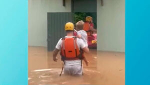 Casas dentro de condomínio ficam debaixo d’água e moradores são resgatados de bote em Carapicuíba