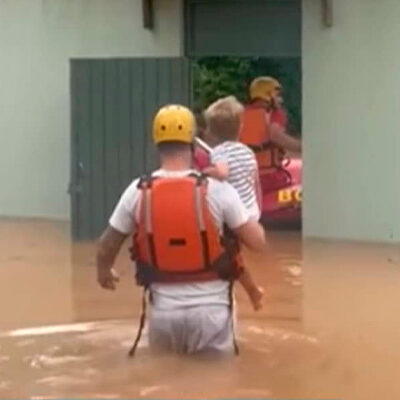 Casas dentro de condomínio ficam debaixo d’água e moradores são resgatados de bote em Carapicuíba