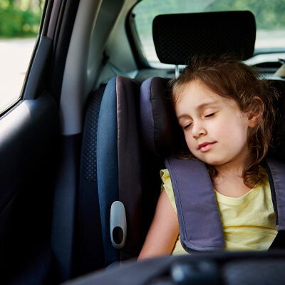 Deixar criança menor de 12 anos sozinha no veículo ou em condomínio pode dar multa