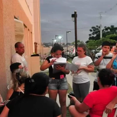 Moradores do condomínio atingido por explosão fazem protesto e cobram apoio de construtora