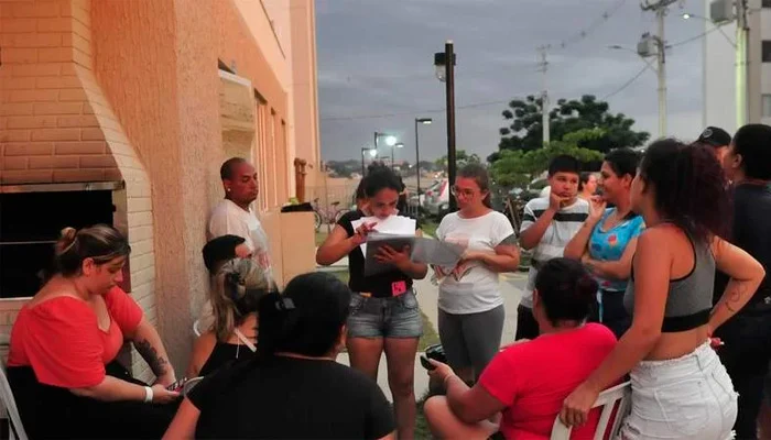 Moradores do condomínio atingido por explosão fazem protesto e cobram apoio de construtora