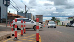Rua 12 de Vicente Pires, com estacas e sinal no asfalto providenciados pelos moradores