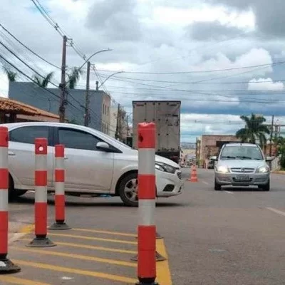 Rua 12 de Vicente Pires, com estacas e sinal no asfalto providenciados pelos moradores