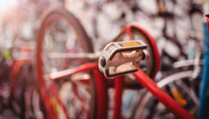 O descarte de bicicletas abandonadas em um condomínio