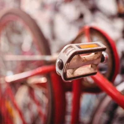 O descarte de bicicletas abandonadas em um condomínio