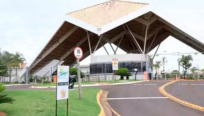 Fachada de entrada do condomínio Damha II, na Capital (Foto: Arquivo/Campo Grande News/Henrique Kawaminami) - CREDITO: CAMPO GRANDE NEWS