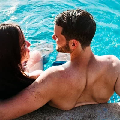 Casal é agredido em condomínio após fazer sexo na piscina