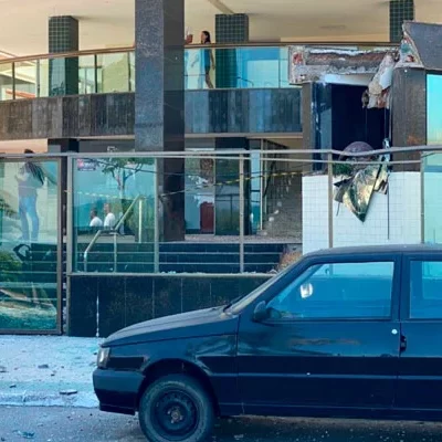 Fachada de apartamento cai em guarita de porteiro na Praia de Itaparica