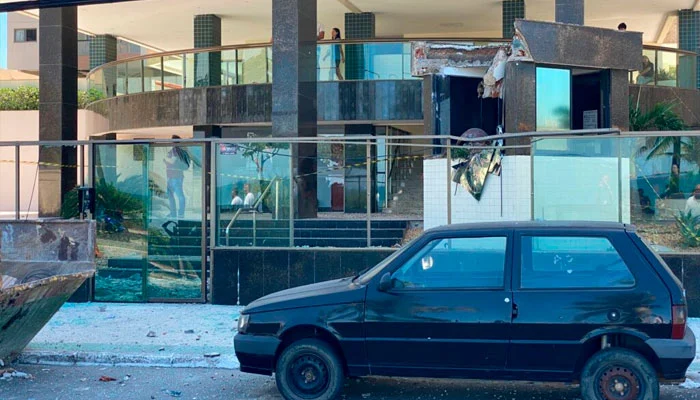 Fachada de apartamento cai em guarita de porteiro na Praia de Itaparica