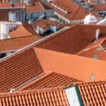 Condomínio deve pagar R$ 6 mil por lixo em telhado do vizinho