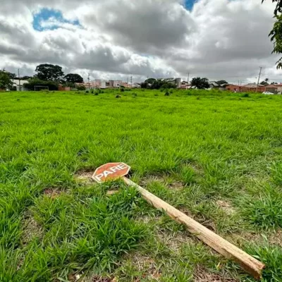 Justiça manda suspender construção de condomínio onde moradores querem praça