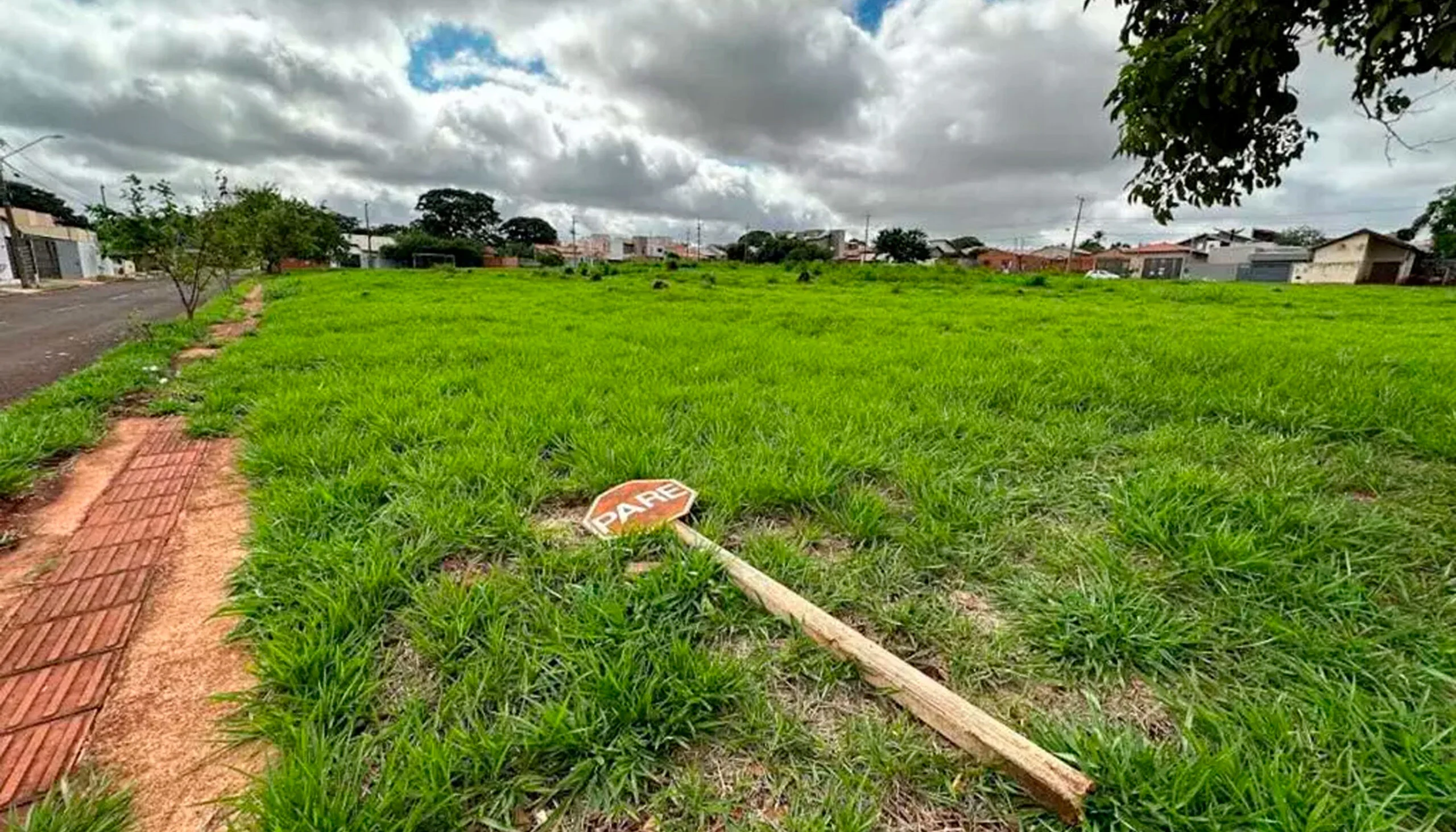 Justiça manda suspender construção de condomínio onde moradores querem praça