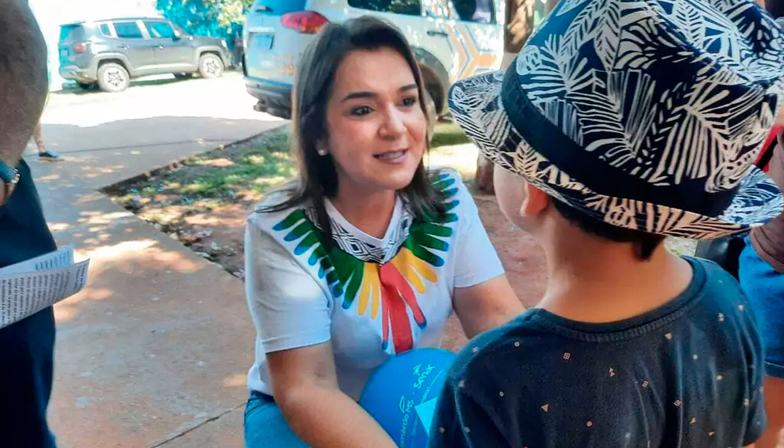 Prefeita Adriane Lopes (PP) conversa com criança durante mutirão Todos em Ação, no Bairro Nova Campo Grande. - CREDITO: CAMPO GRANDE NEWS