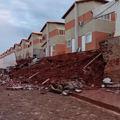 Muro de condomínio desaba durante chuva em Teresina