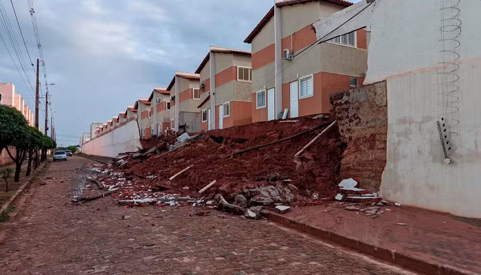Muro de condomínio desaba durante chuva em Teresina