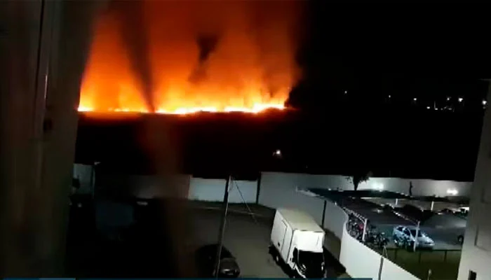 Incêndio atingiu uma área verde próxima a um condomínio em Hortolândia