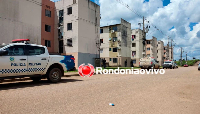 NO CONDOMÍNIO: Grupo criminoso espanca acusado de agredir mulher e ameaçar matar a mãe