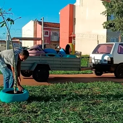 Síndico coloca “mão na massa”, arruma ruas e pinta praça ao lado do condomínio