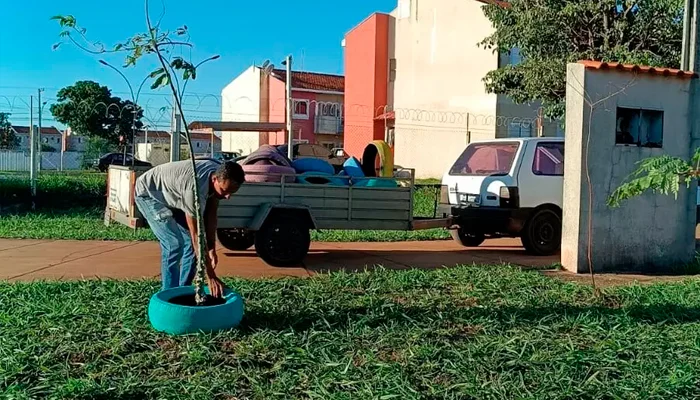 Síndico coloca “mão na massa”, arruma ruas e pinta praça ao lado do condomínio