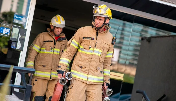 Bombeiros evacuam andares e resgatam pets de incêndio em Águas Claras