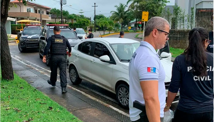 Residência em condomínio de luxo que seria usada para aliciamento de adolescentes e pornografia infantil é alvo de busca e apreensão em Maceió