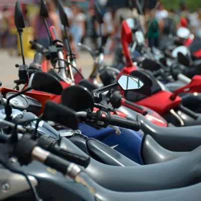 Justiça impede uso de área de manobra para estacionar motos