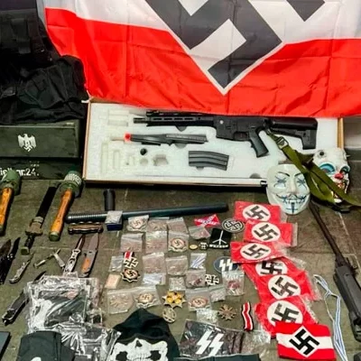 Polícia Civil apreende materiais e armas com símbolos nazistas em condomínio de SP