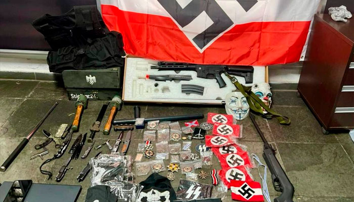 Polícia Civil apreende materiais e armas com símbolos nazistas em condomínio de SP