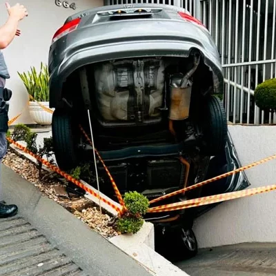 Carro fica pendurado na entrada de condomínio em Limeira -sindicolegal