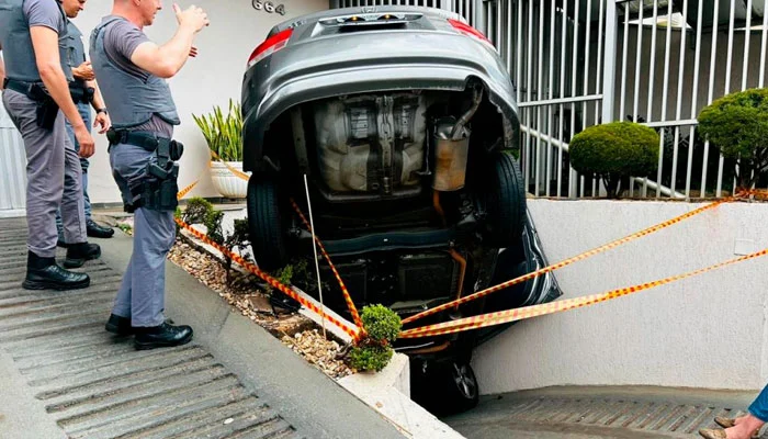 Carro fica pendurado na entrada de condomínio em Limeira -sindicolegal