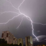 os-relampagos-sobem-para-as-nuvens?-conheca-o-raio-ascendente