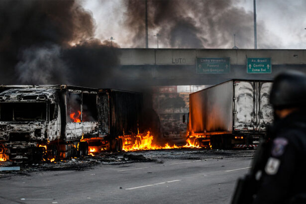 Criminosos incendeiam caminhões e bloqueiam Avenida Brasil durante operação policial no Rio-sindicolegal