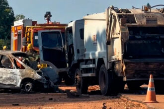 Motorista morre carbonizado após carro bater em caminhão de coleta de lixo em Aragarças-sindicolegal